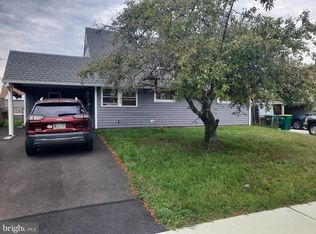 35 Wildflower Rd, Levittown, PA 19057