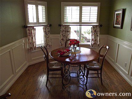 Cozy Dining Room with Hardwood Floor