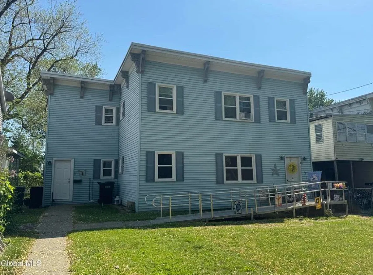 3 bed, 1000 sqft, $1,600 — Photo 1