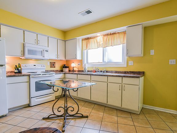 5th image of 835 W Richard St #E