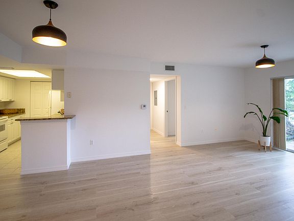 4th image of 1200 Crestwood Ct S APT 1204