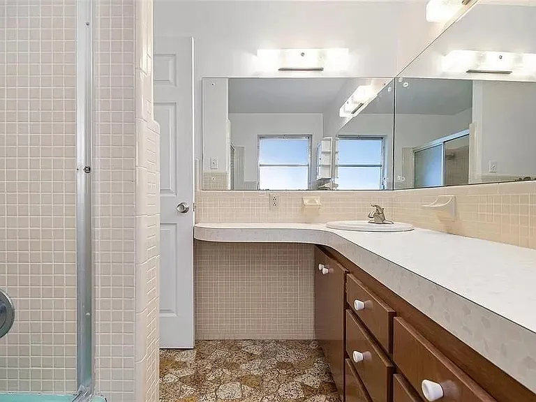 Bath 2 
(has tub/shower combo)