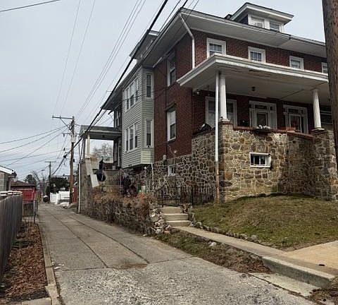 2nd image of 1319 Perry St