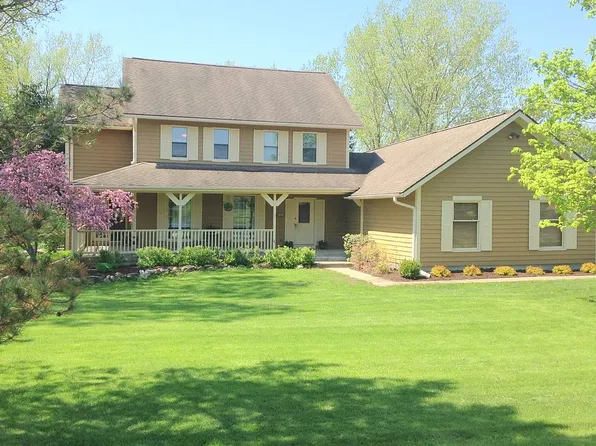 4 Bent Tree Ct, Hawthorn Woods, IL 60047