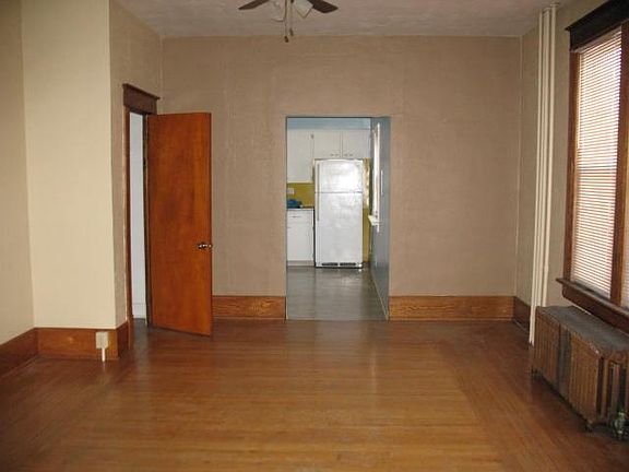 Living room (angle 2)