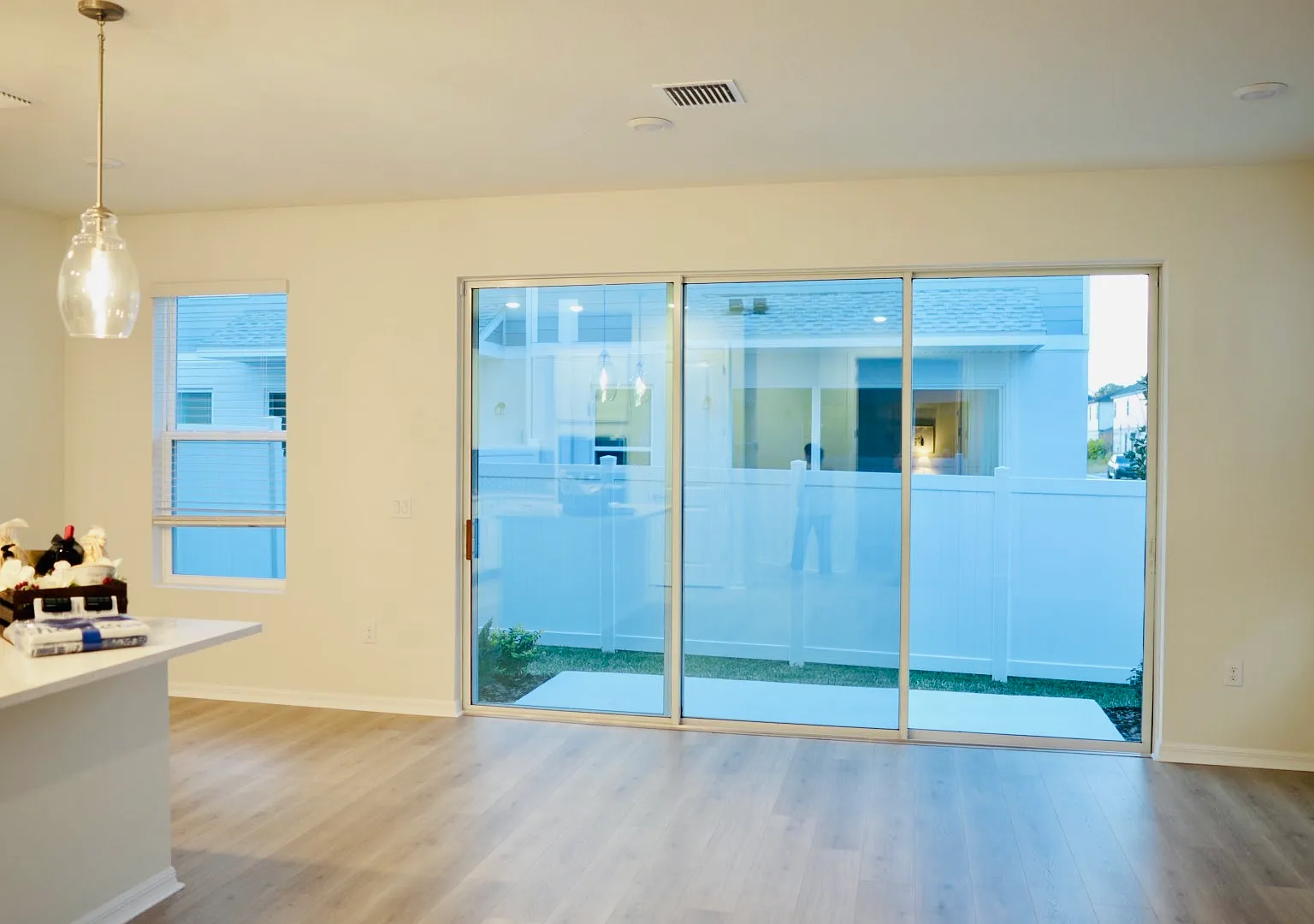 3 bed, 2200 sqft, $3,300 — Photo 2