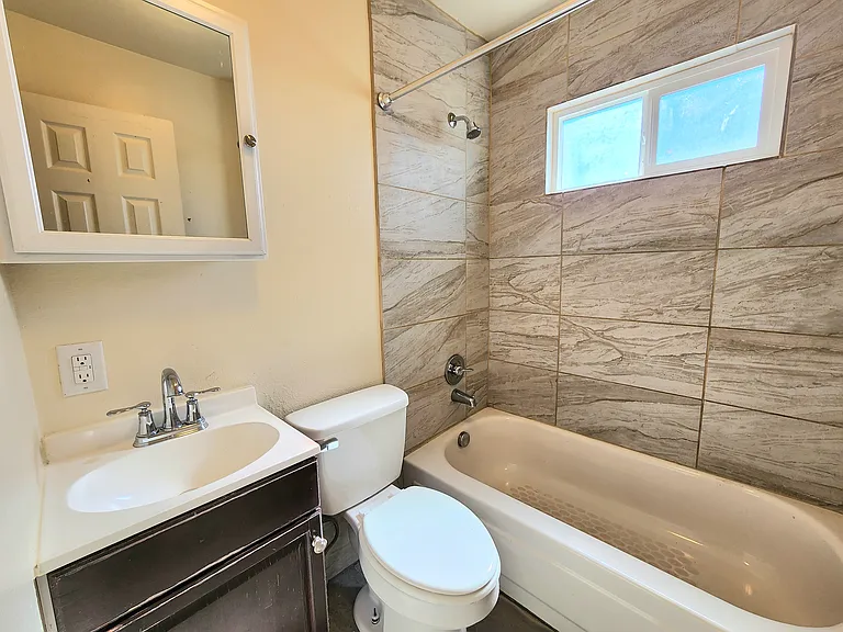 520 W 11th St #6 — Photo 6