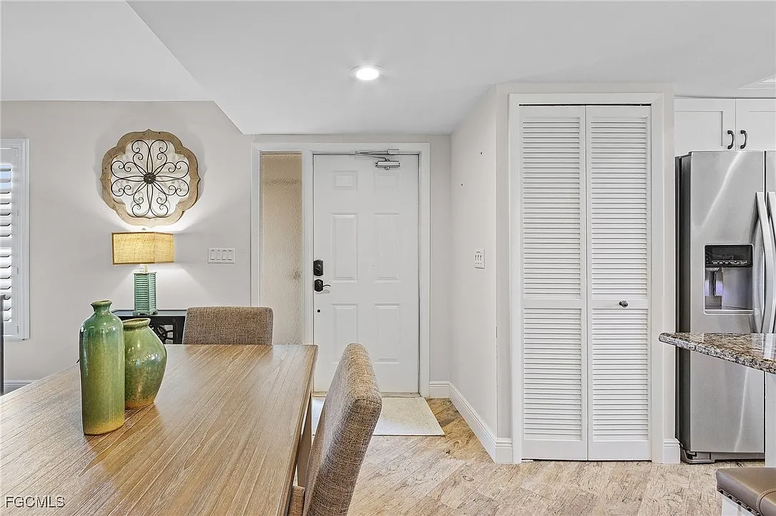 2 bed, 2.0 bath, 958 sqft, $3,500 — Photo 2