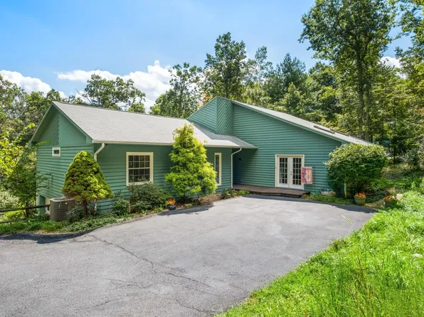 28 Little Chestnut Ln, Lyndhurst, VA 22952