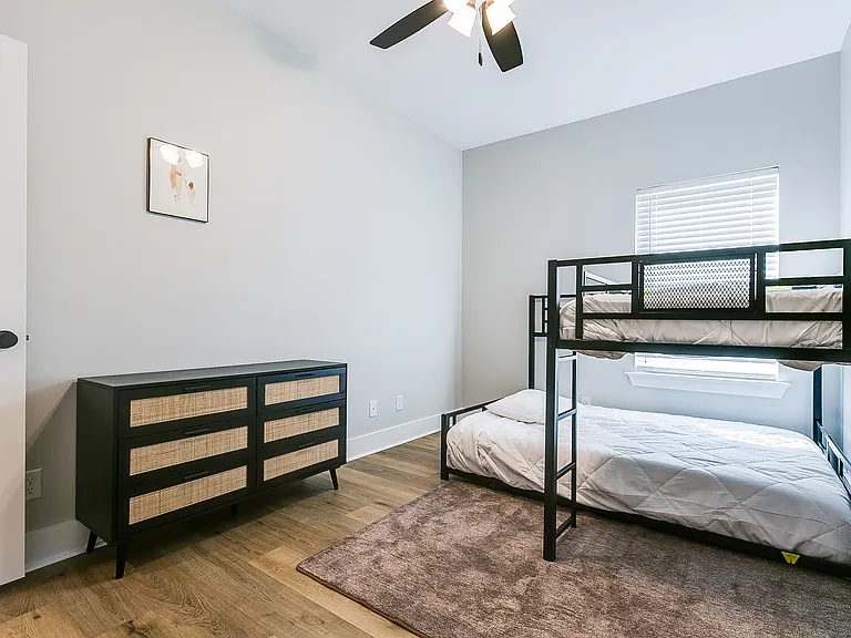 1045 Holiday Dr — Photo 31