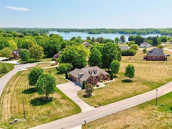 2nd image of 207 Cross Creek Dr