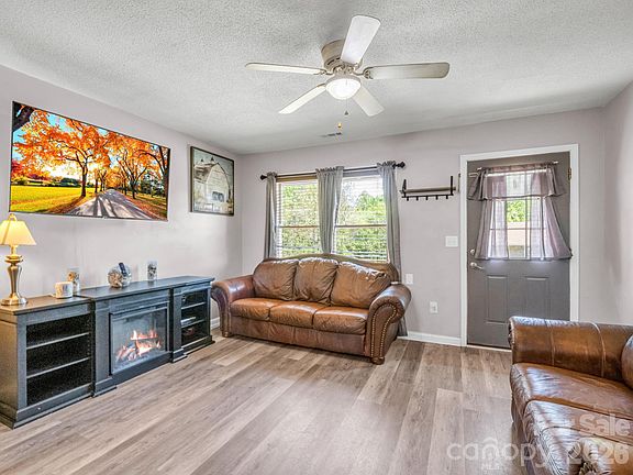 4th image of 131 Winchester Dr
