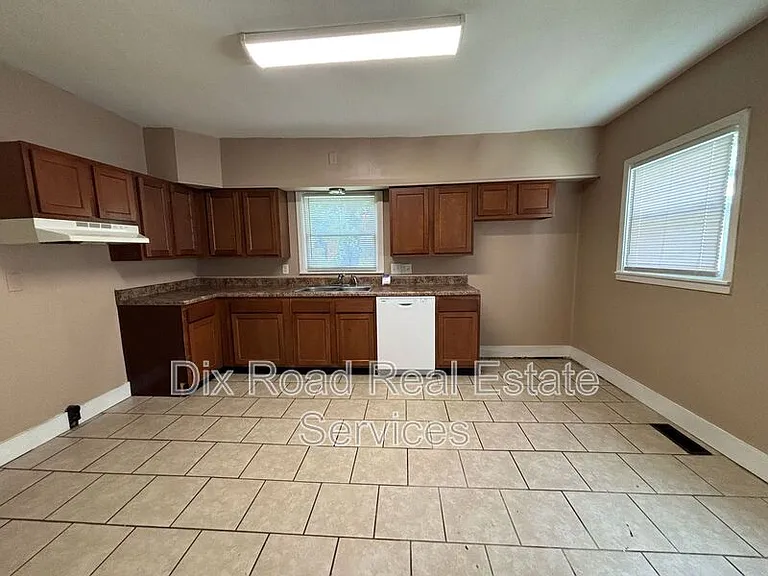 123 N Miami St — Photo 7