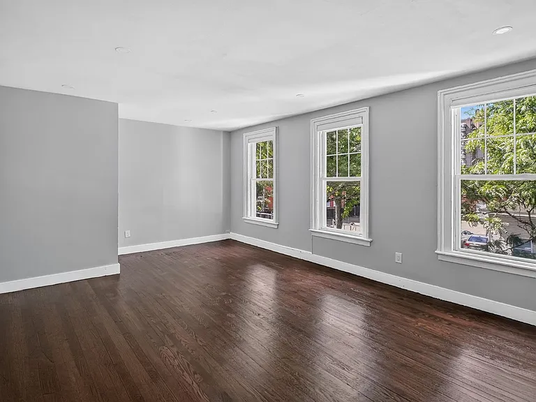 395 Crown St — Photo 2