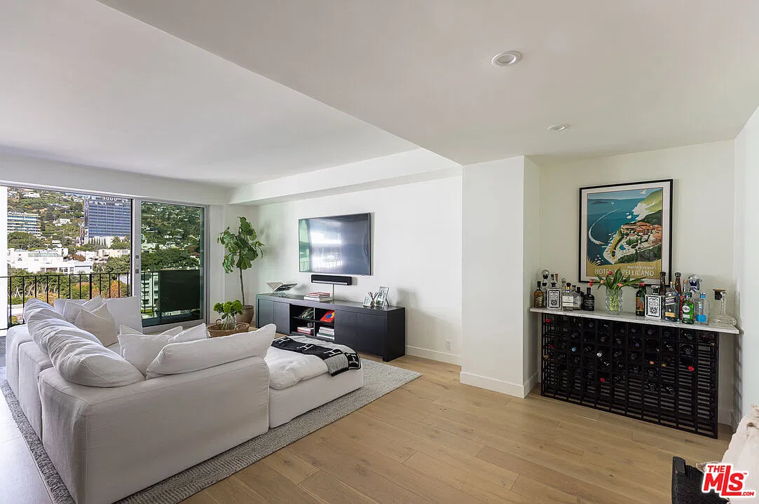 818 N Doheny Dr — Photo 4