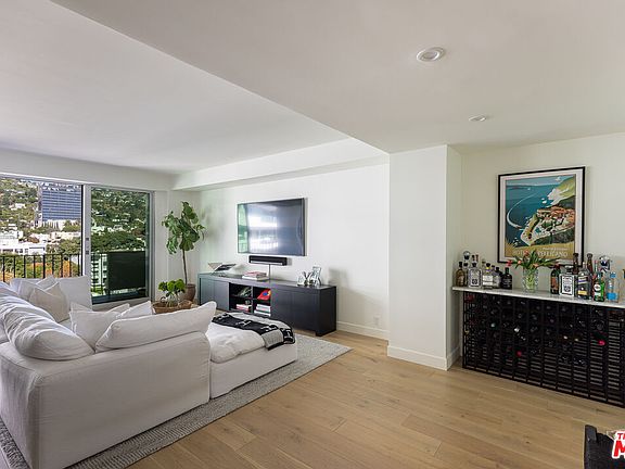 4th image of 818 N Doheny Dr APT 1001