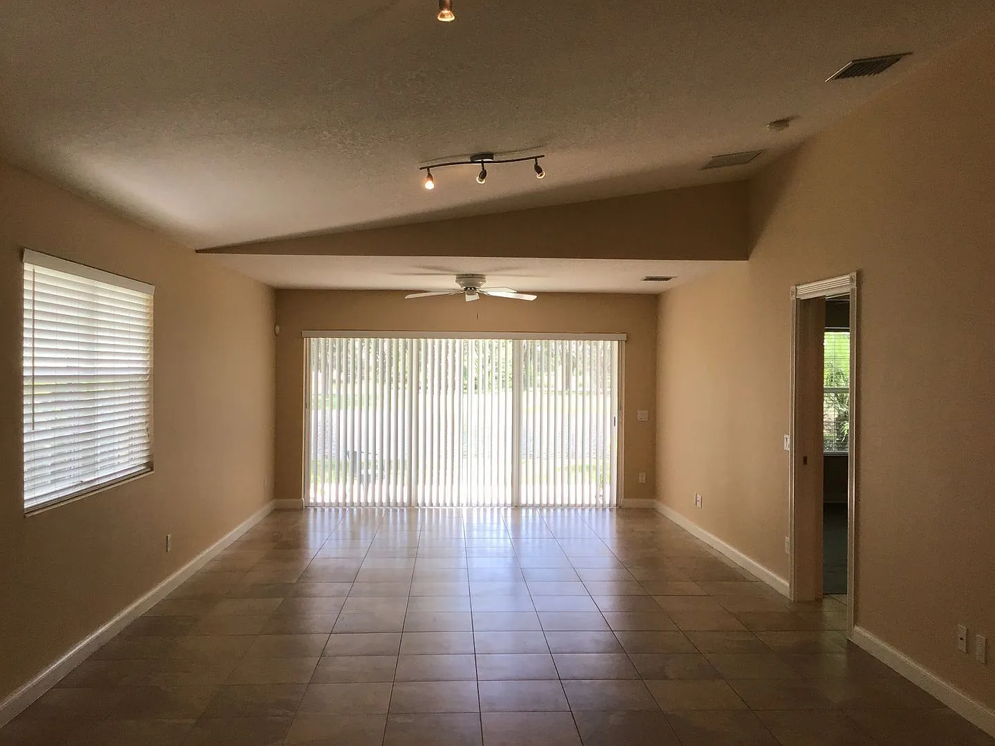 2 bed, 2.0 bath, 1736 sqft, $2,399 — Photo 4