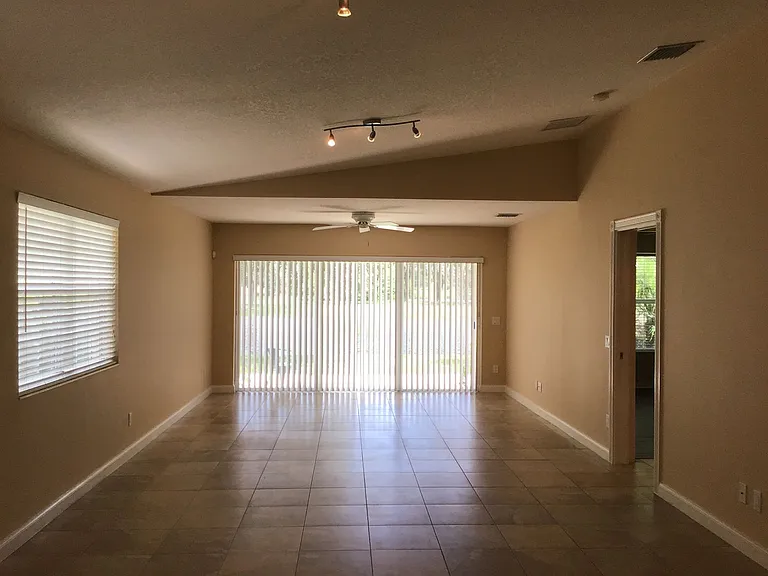 11824 Delfina Ln — Photo 4