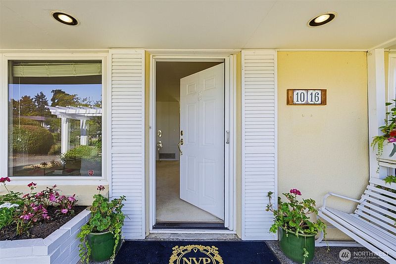 2nd image of 1016 Sunset Way