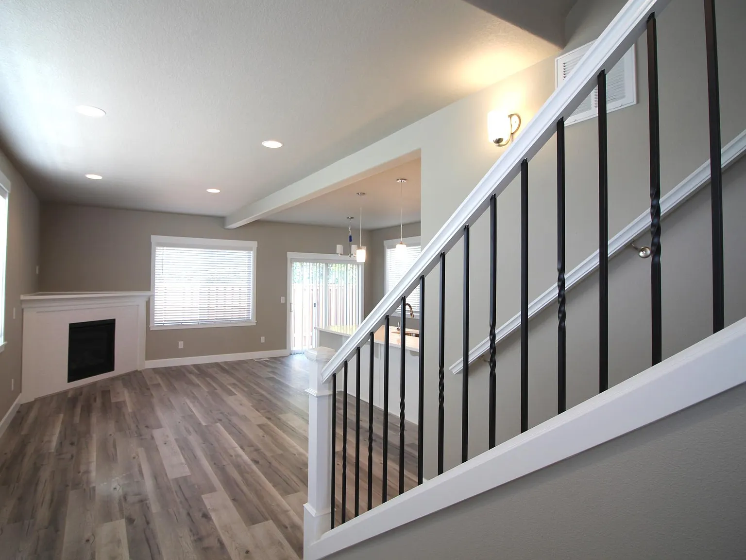 4 bed, 3.5 bath, 2410 sqft, $3,000 — Photo 2