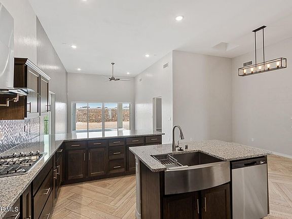 4th image of 913 Louisiana Downs Ave