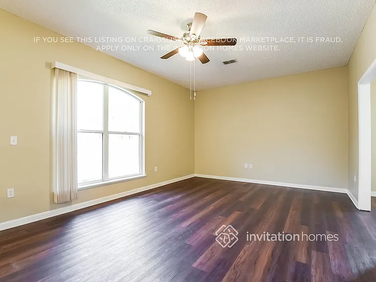 371 Pebble Ct — Photo 4