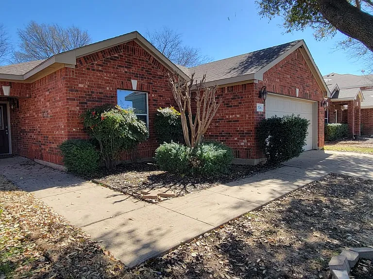 704 International Dr — Photo 2