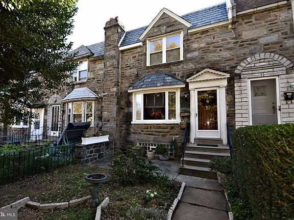2nd image of 1556 Devereaux Ave