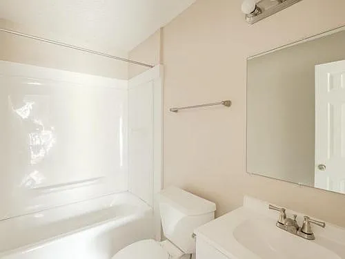 Harbor Pointe Apartments — Photo 8