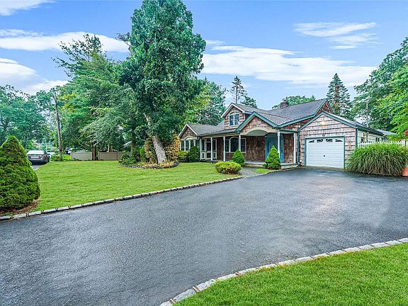 3rd image of 137 Connetquot Dr