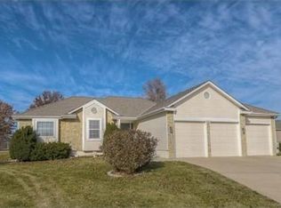 4224 SW Flintrock Cir, Lees Summit, MO 64082