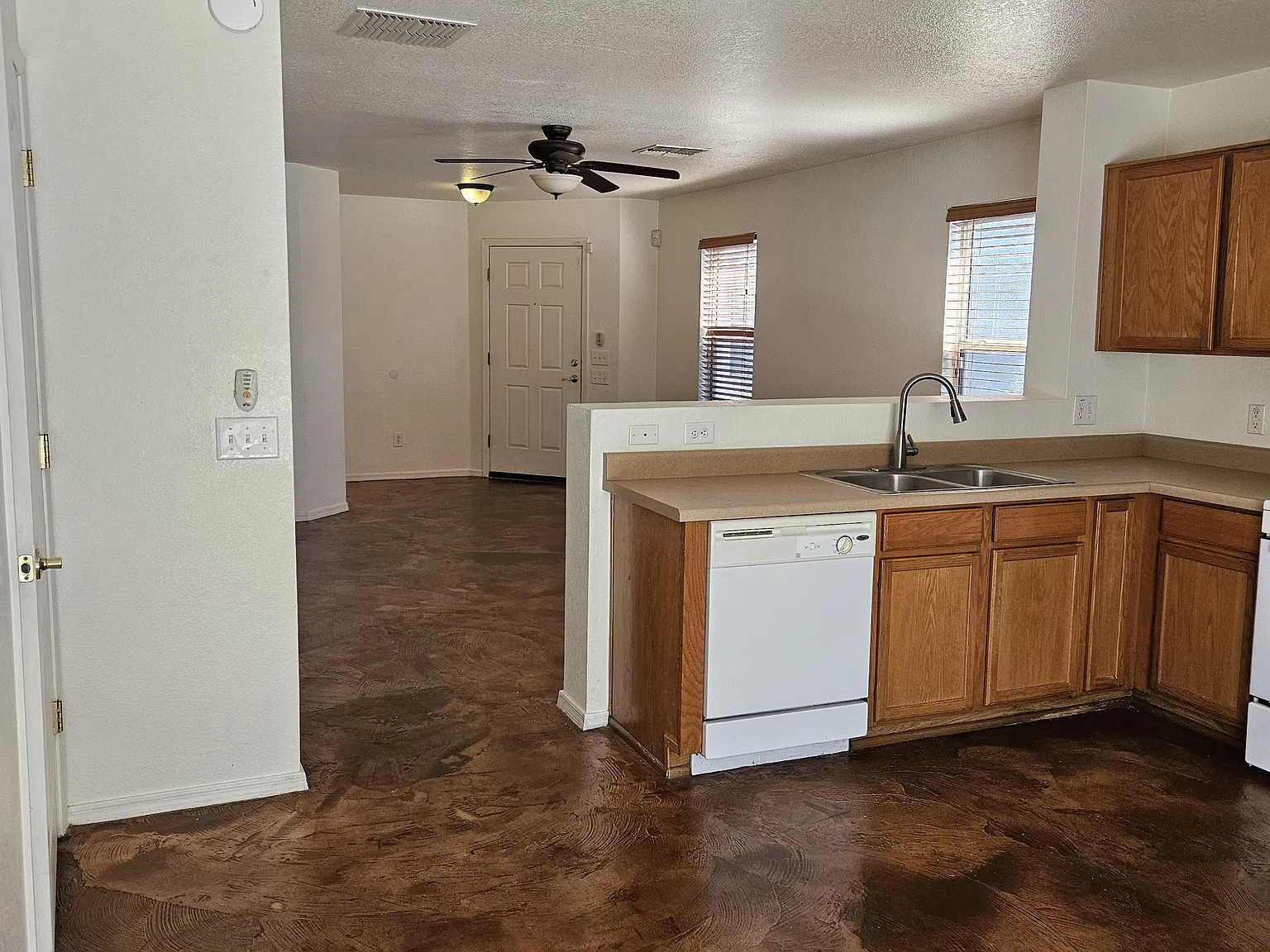 3 bed, 1295 sqft, $1,750 — Photo 2