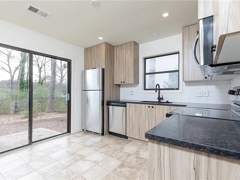 1601 Walker St SE #B — Photo 6