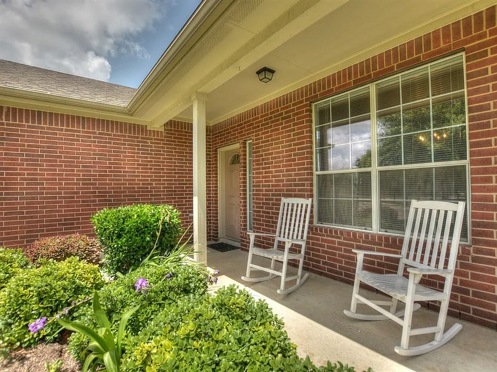 4 bed, 2.5 bath, 2402 sqft, $2,195 — Photo 3