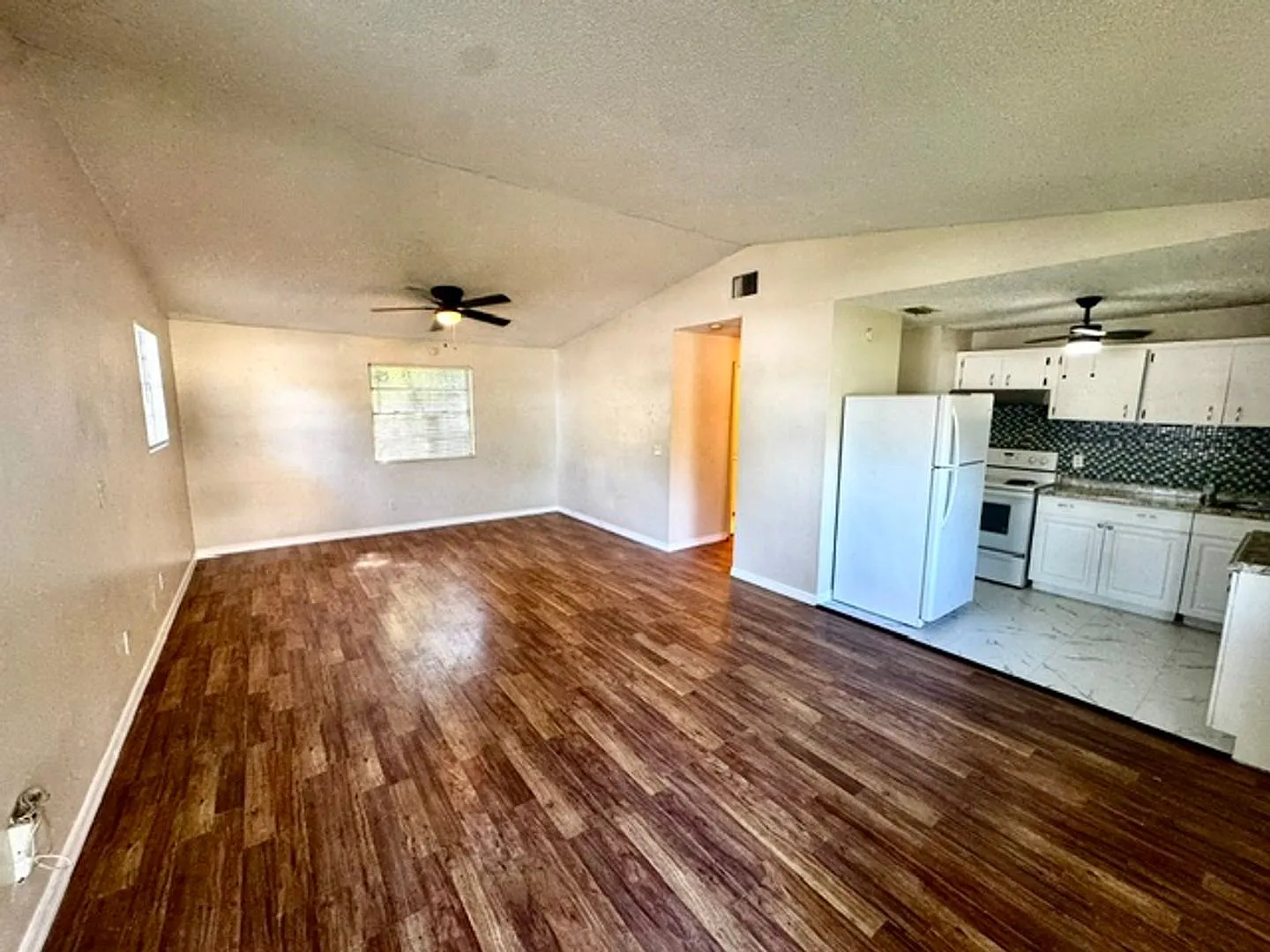 Charming 2 bedroom — Photo 2