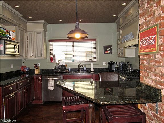 4th image of 2204-06 Lincoln Ave