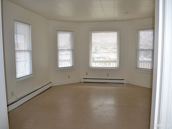 3rd image of 835 Bank St