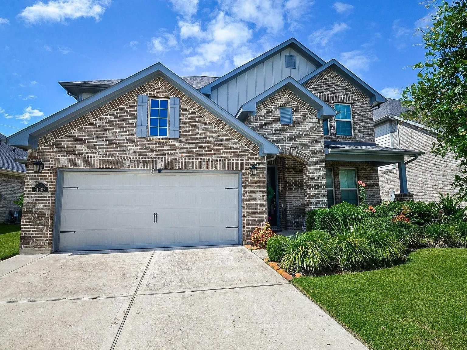 5 bed, 3.0 bath, 2568 sqft, $2,700 — Photo 2