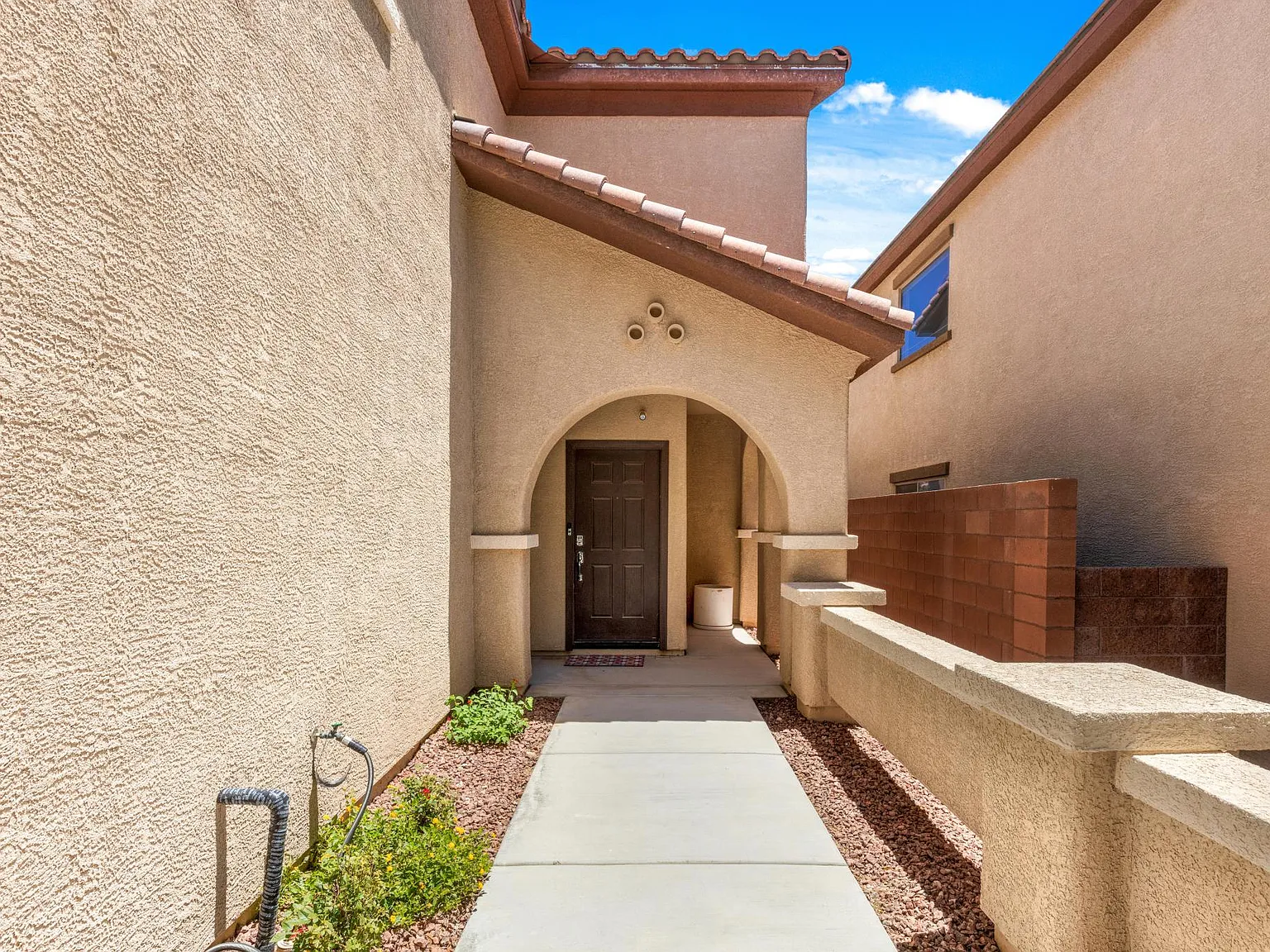 3 bed, 2.5 bath, 2018 sqft, $2,500 — Photo 2