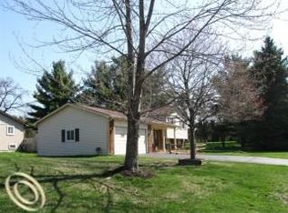 1405 Summit Dr, Commerce Township, MI 48390