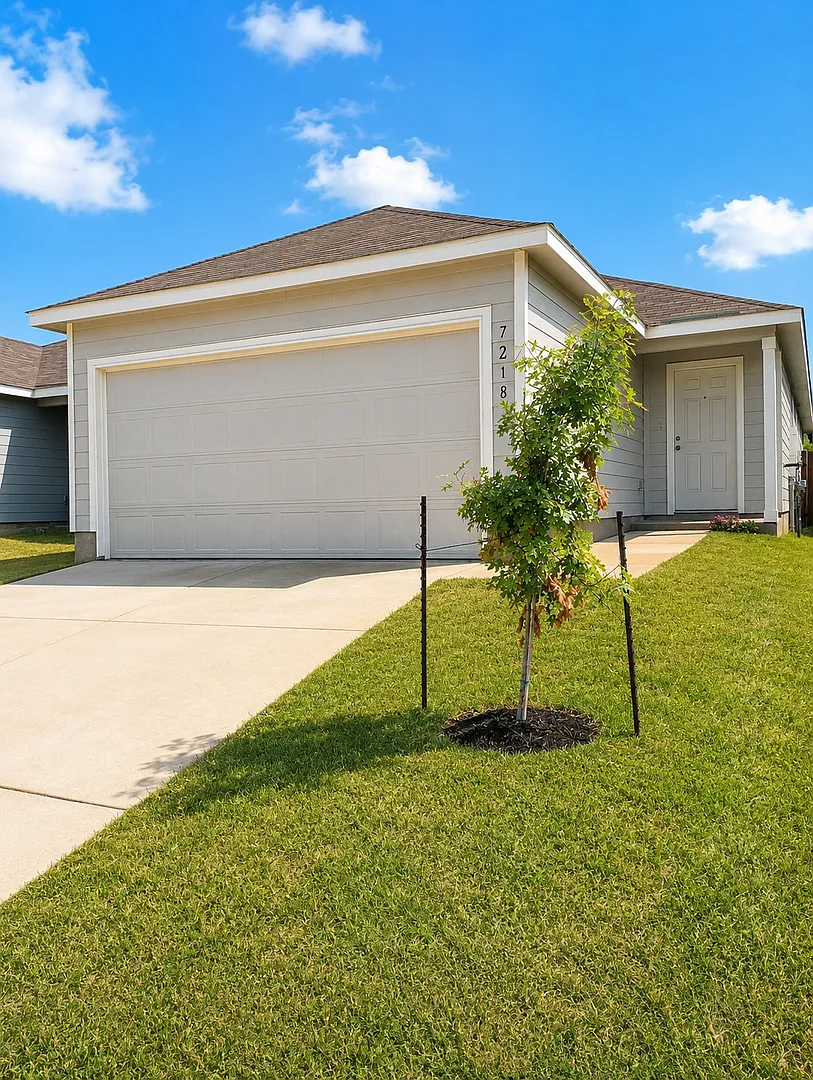4BR Home in Silos Community! — Photo 1