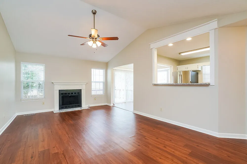 3 bed, 2.0 bath, 1362 sqft, $2,145 — Photo 4