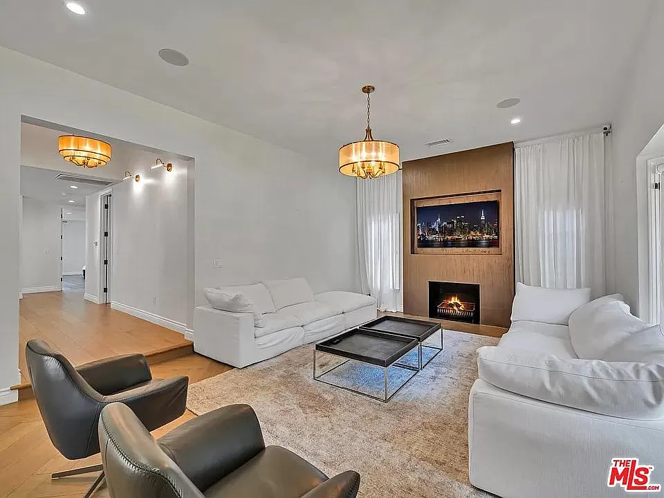 138 S Gardner St — Photo 4