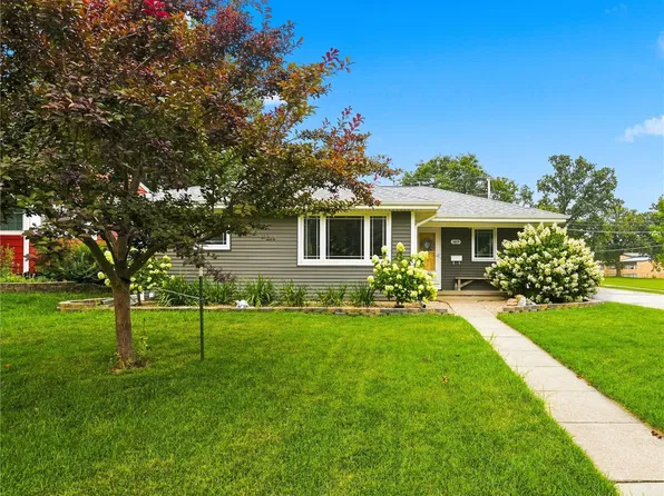 1469 Golfview Dr NE, Cedar Rapids, IA 52402