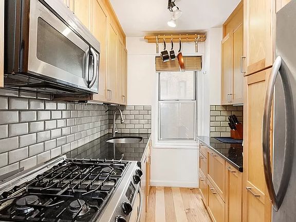 4th image of 33 Greenwich Ave #2B