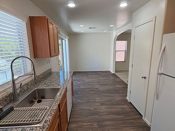 5th image of 8014 Torremolinos Ave