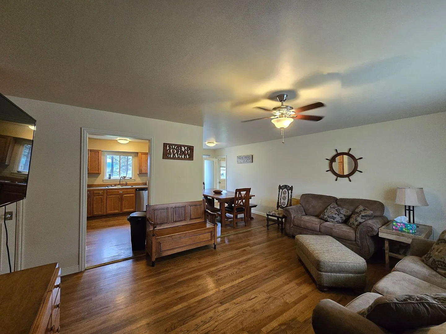 *Fully Furnished 3Bd/1Bath W/Single Car Garage — Photo 2