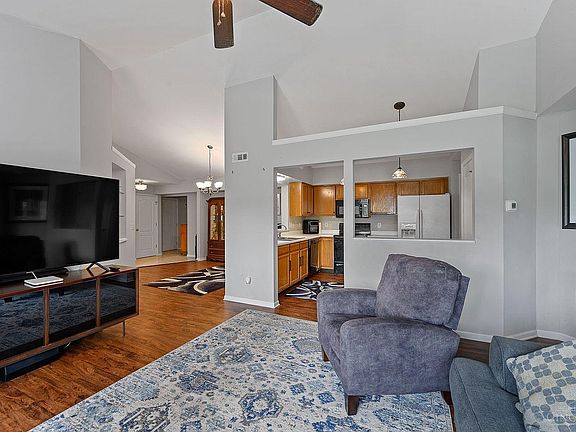 5th image of 9955 Shorewood Ln Unit C
