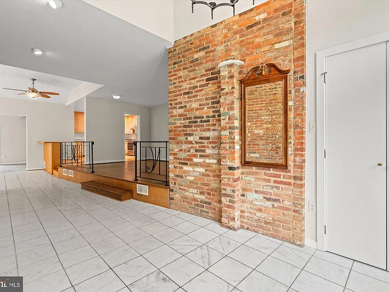 7504 Radnor Rd — Photo 11