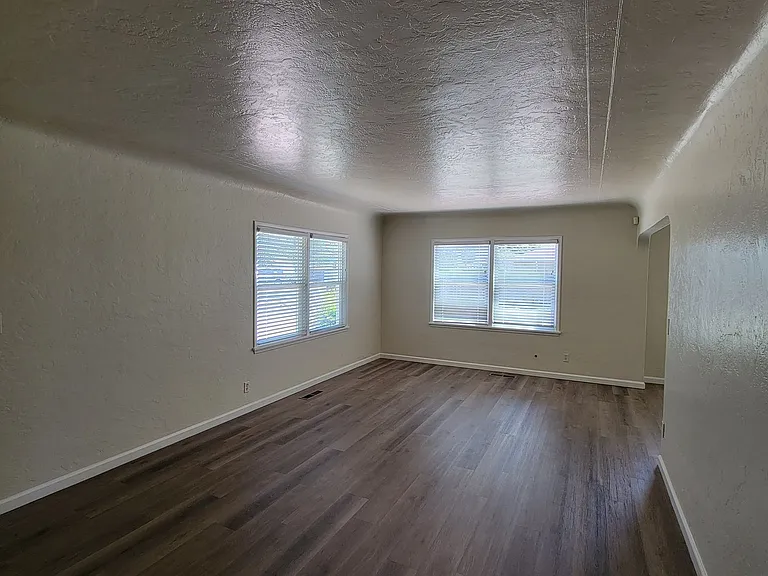1251 Sunrise Ave — Photo 6